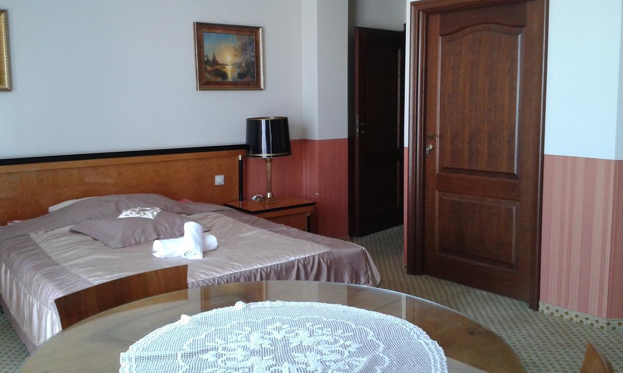 Noclegi Helios & Hotelowa Wieluń Buitenkant foto