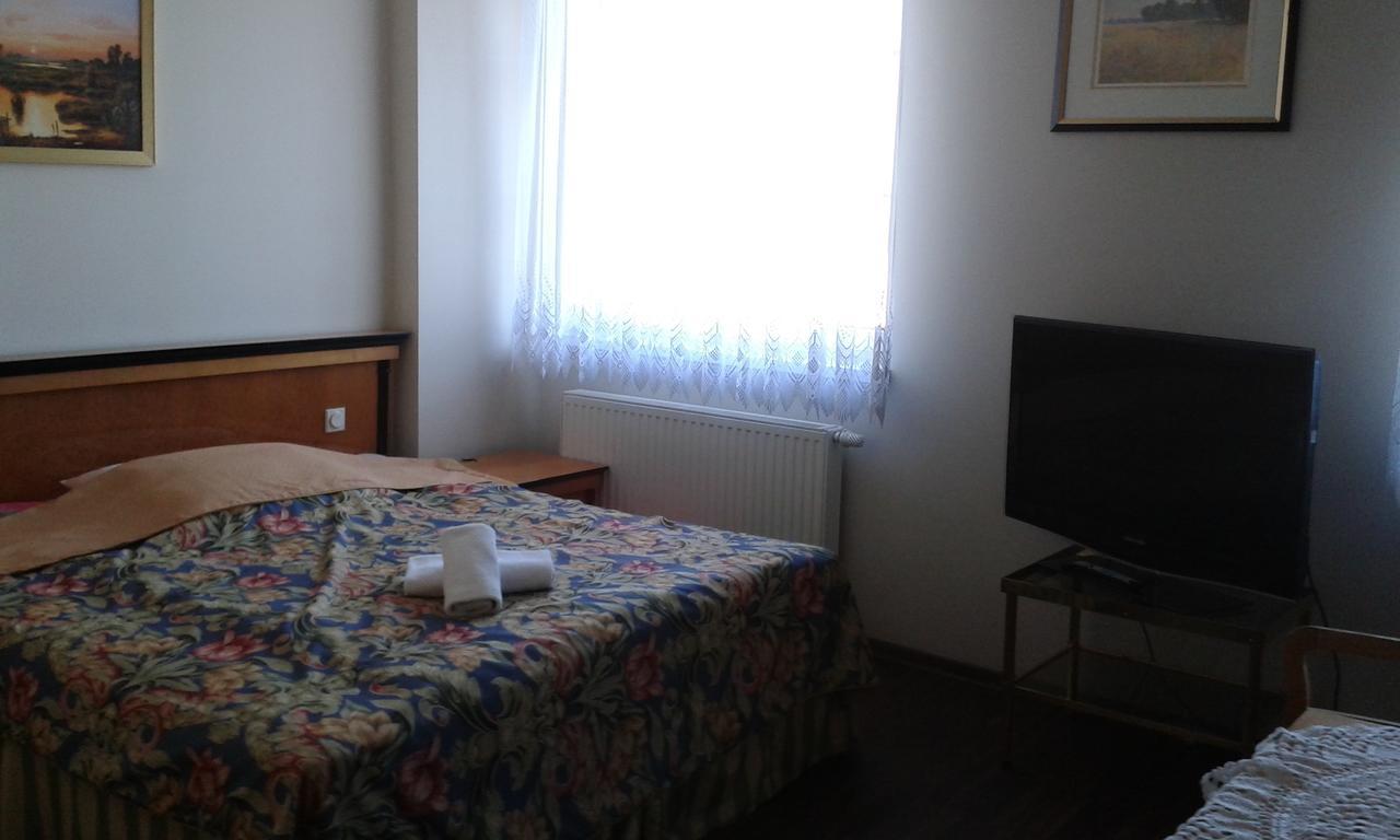 Noclegi Helios & Hotelowa Wieluń Buitenkant foto